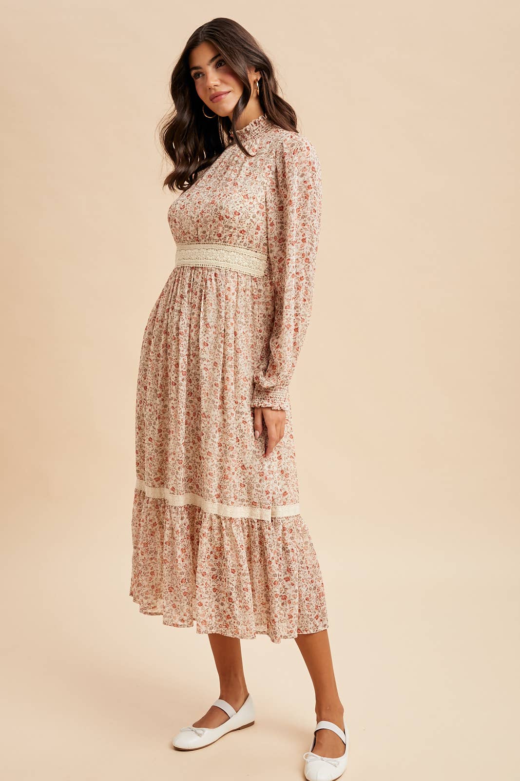 In Loom - Vente Robe – femme - ROBE MIDI À COL MONTANT SMOCKÉE AVEC FLEURS ET DENTELLE5