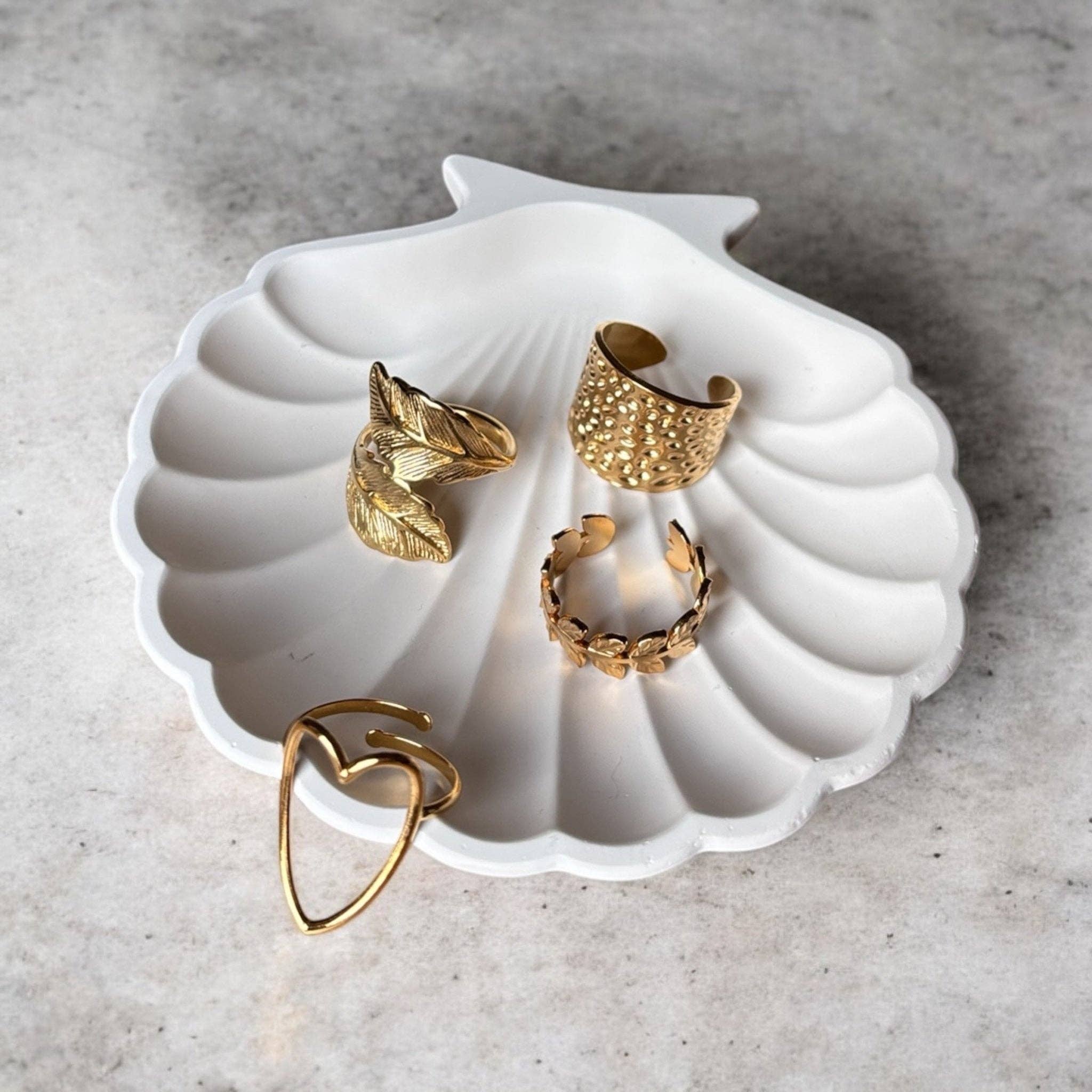 DUESTELLE ITALIA - Wholesale Cocktail/Statement Ring - Ignis - Hammered ring in gold-plated steel Waterproof2