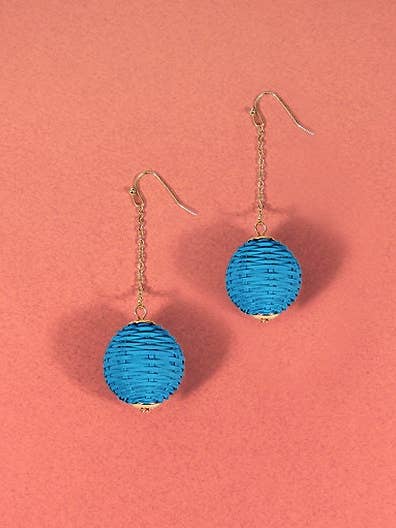 Boucle d'oreille en rotin, boule en bambou avec longue chaîne, main Wo pour la vente par TheTizana