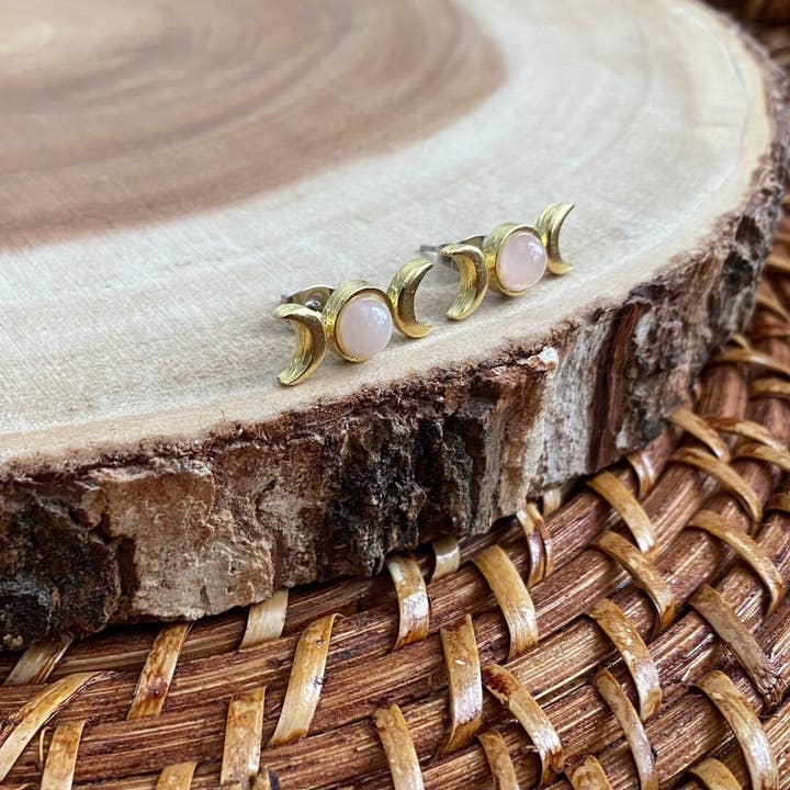 Ohrstecker mit Mondphase aus Rosenquarz für den Großhandel von Livin Freely