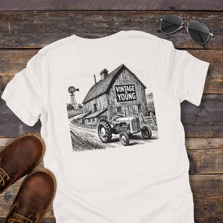 Le T-shirt Grange de la Route de Campagne (Impression au dos) pour la vente par VIntage & Young