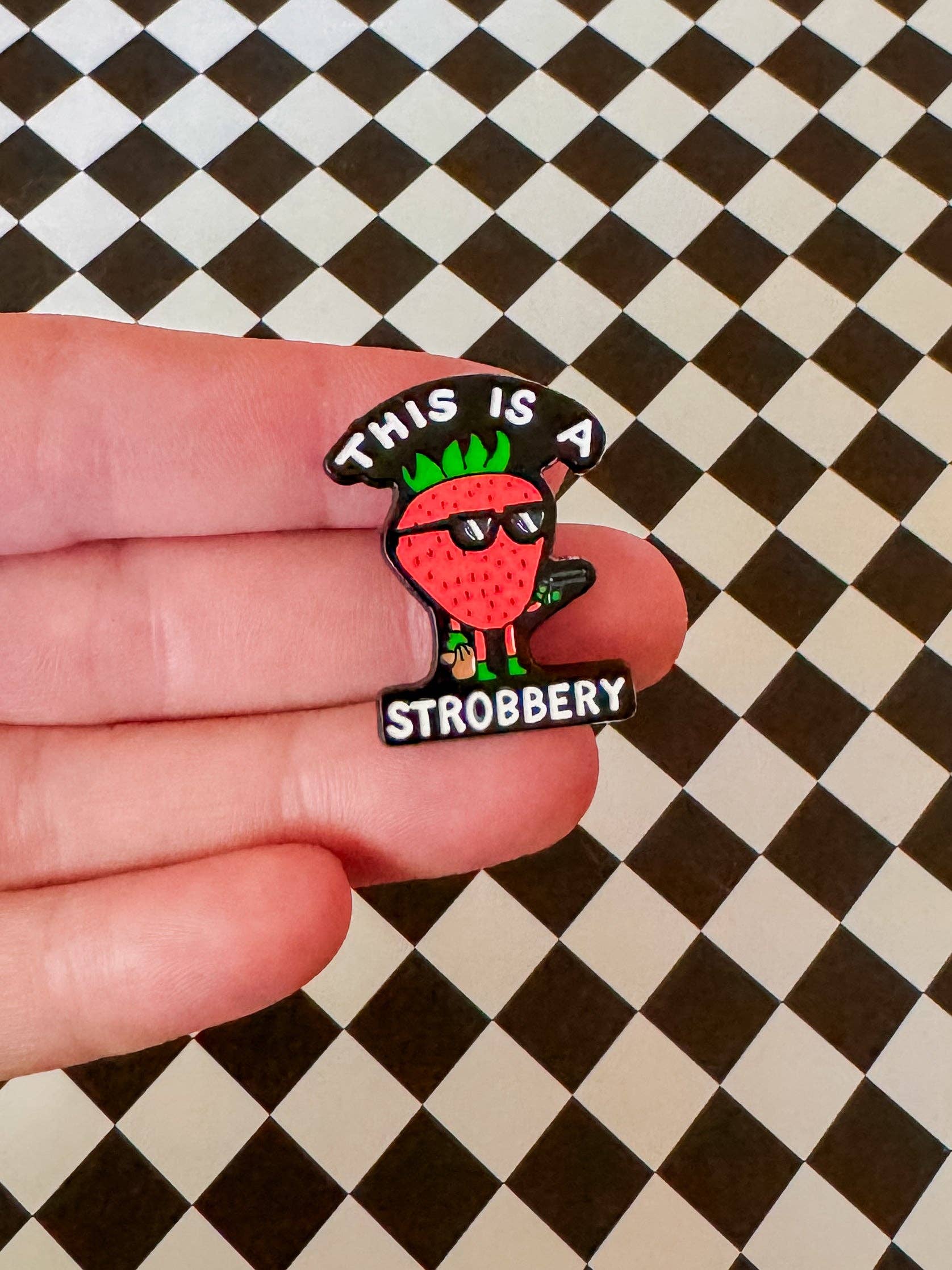 Larry’s Waffle Shop – Engroshandel Reversnål/knap – Jordbærtyveri | Emaljepin1