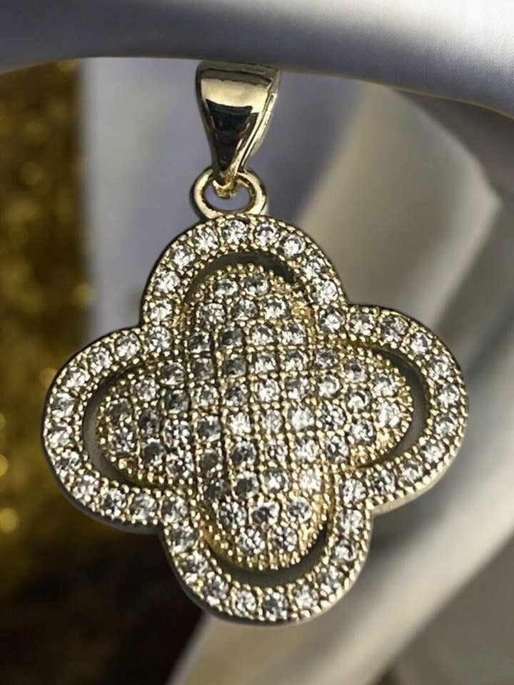 Ciondolo a forma di trifoglio con tema pietre pavimentate, placcato in oro 14k. per la vendita all'ingrosso da parte di Divina Jewelry & Accessories LLC