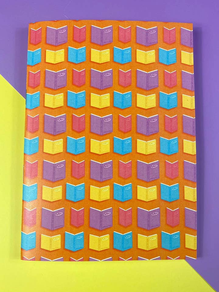 Taccuino Book Club Colorful Books con motivo arancione per la vendita all'ingrosso da parte di Made Line Designs
