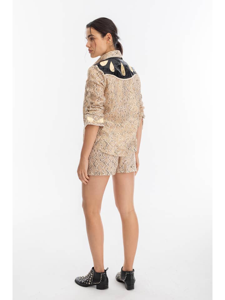 Estampado de serpiente con apliques metalizados en negro y dorado Camisa Far West de lino metalizado con estampado de serpiente y apliques metálicos negros y dorados de venta al por mayor en Faire7