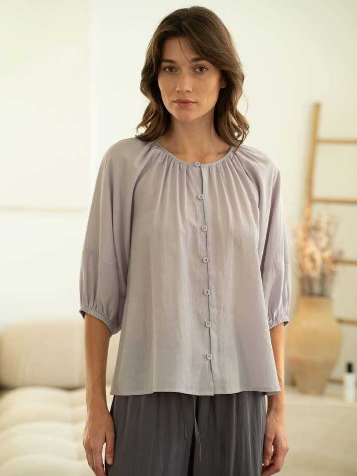 BLUS MED MJUKT RYNKAD HALS för wholesale av ELLE GREY