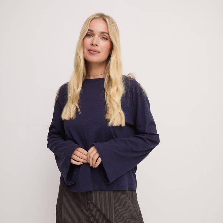 Haut à manches longues en jersey bleu marine Celine et autres tendances Résultats pour marinière en vente B2B. Retours gratuits et paiement à 60 jours sur Faire sur Faire.