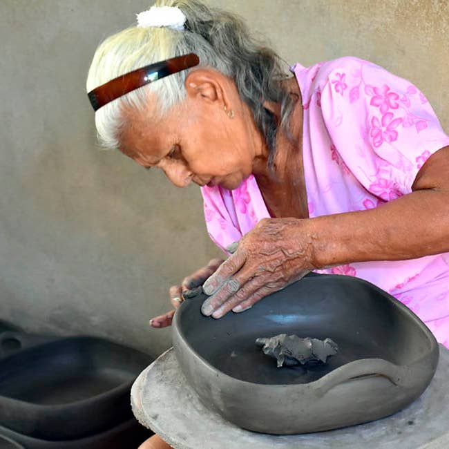 Authentic Origin Colombia – wholesale Panna – Bakform i svart lera – Sautépanna & ugnsform i lera5