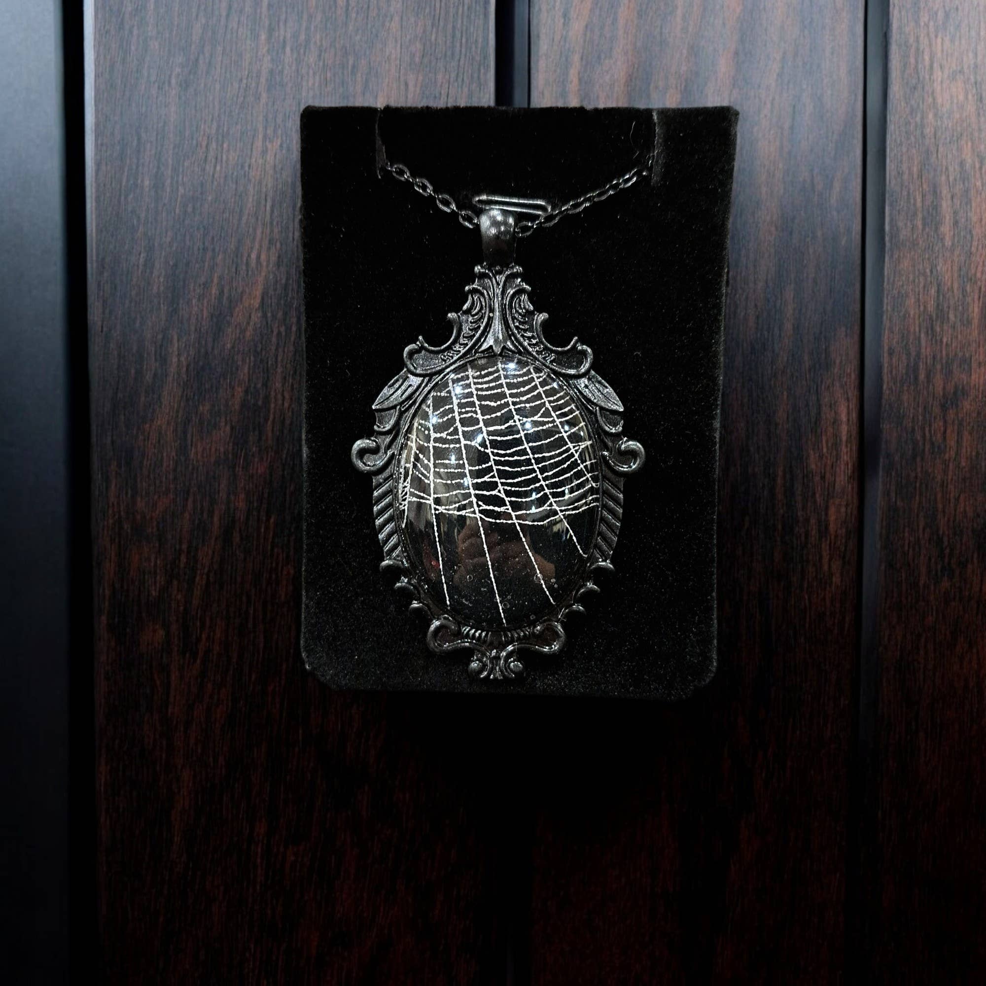 Hell Kitten RVA - Vente Colliers à pendentif - Grand cabochon en filigrane de toile d'araignée noire (collier)1