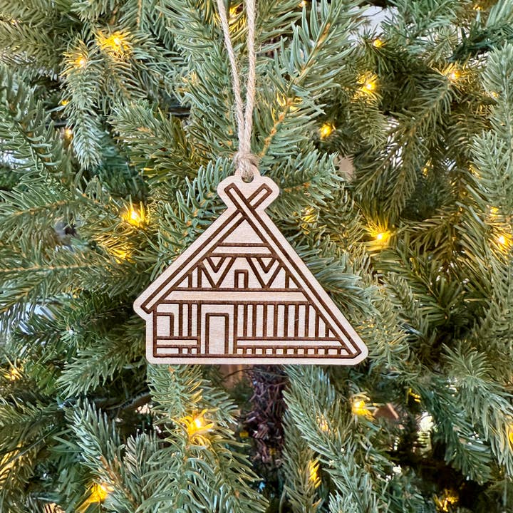 Ornamento in Legno Inciso Swiss Chalet© di Aurora North Home per la vendita all'ingrosso da parte di Aurora North Home