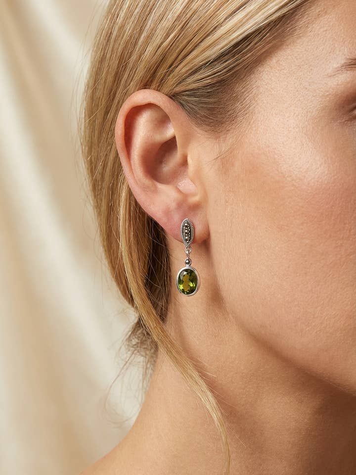 Orecchini pendenti in argento sterling 925 con marcasite e zirconi verdi. per la vendita all'ingrosso da parte di Noble Mount