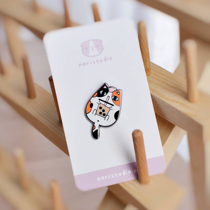 Calico Katze und Bubble Tea Emaille Pin für den Großhandel von Noristudio