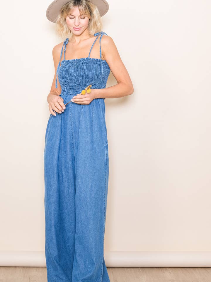 Afslappet pasform vintagevasket smocket bredbenet denim jumpsuit for engroshandel hos Elloh Collection