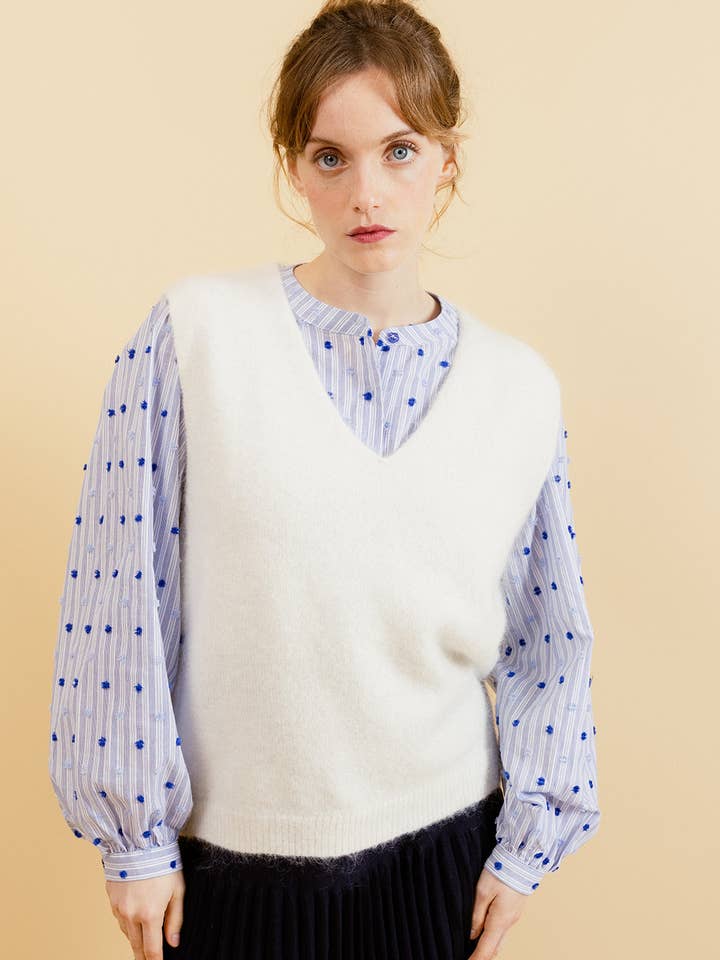 ÄRMELLOSES CHUCK-PULL MIT V-AUSSCHNITT für den Großhandel von EMILIE K