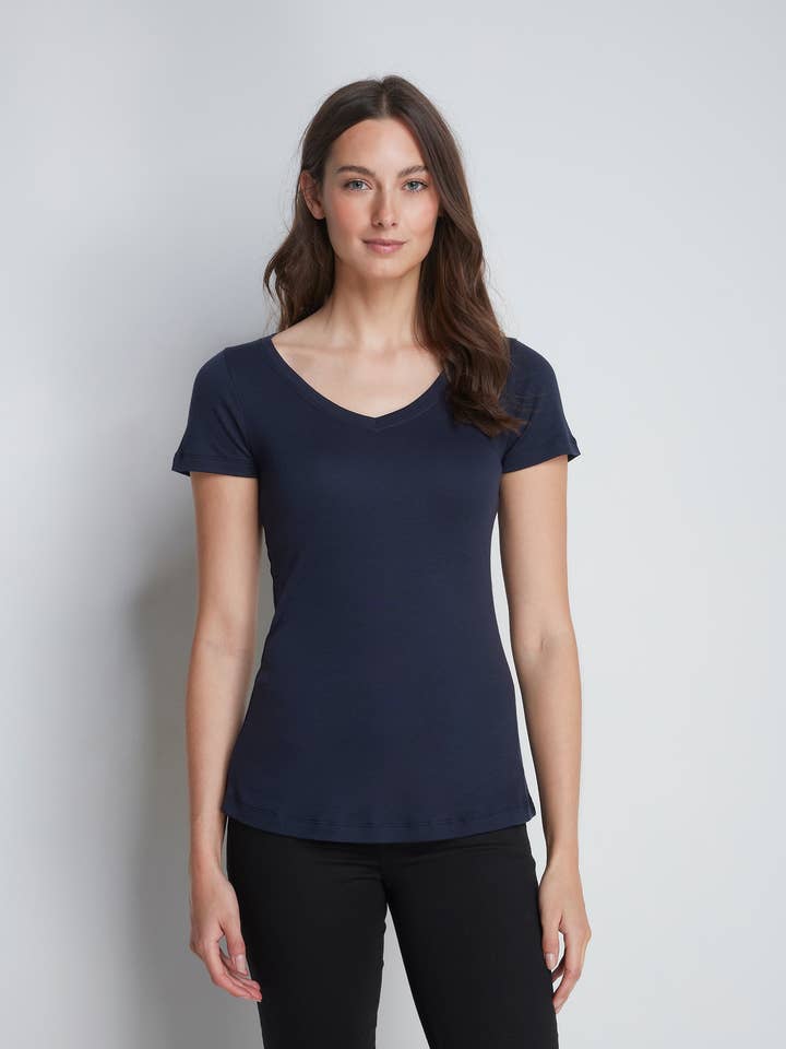 T-shirt en coton et modal mélangés à col en V pour la vente par Lavender Hill