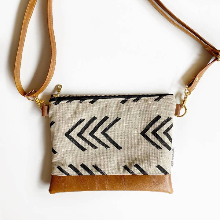 Petit sac à bandoulière en toile de boue Arrow pour la vente par September Skye Bags & Accessories