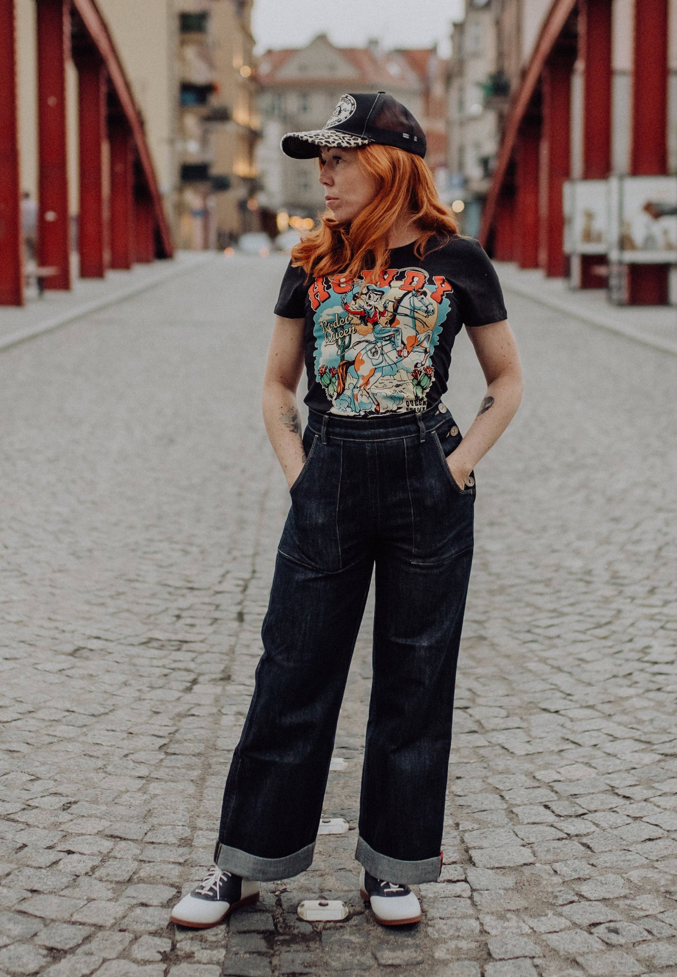 Schwarz T-Shirt «Howdy» für den Großhandel auf Faire7