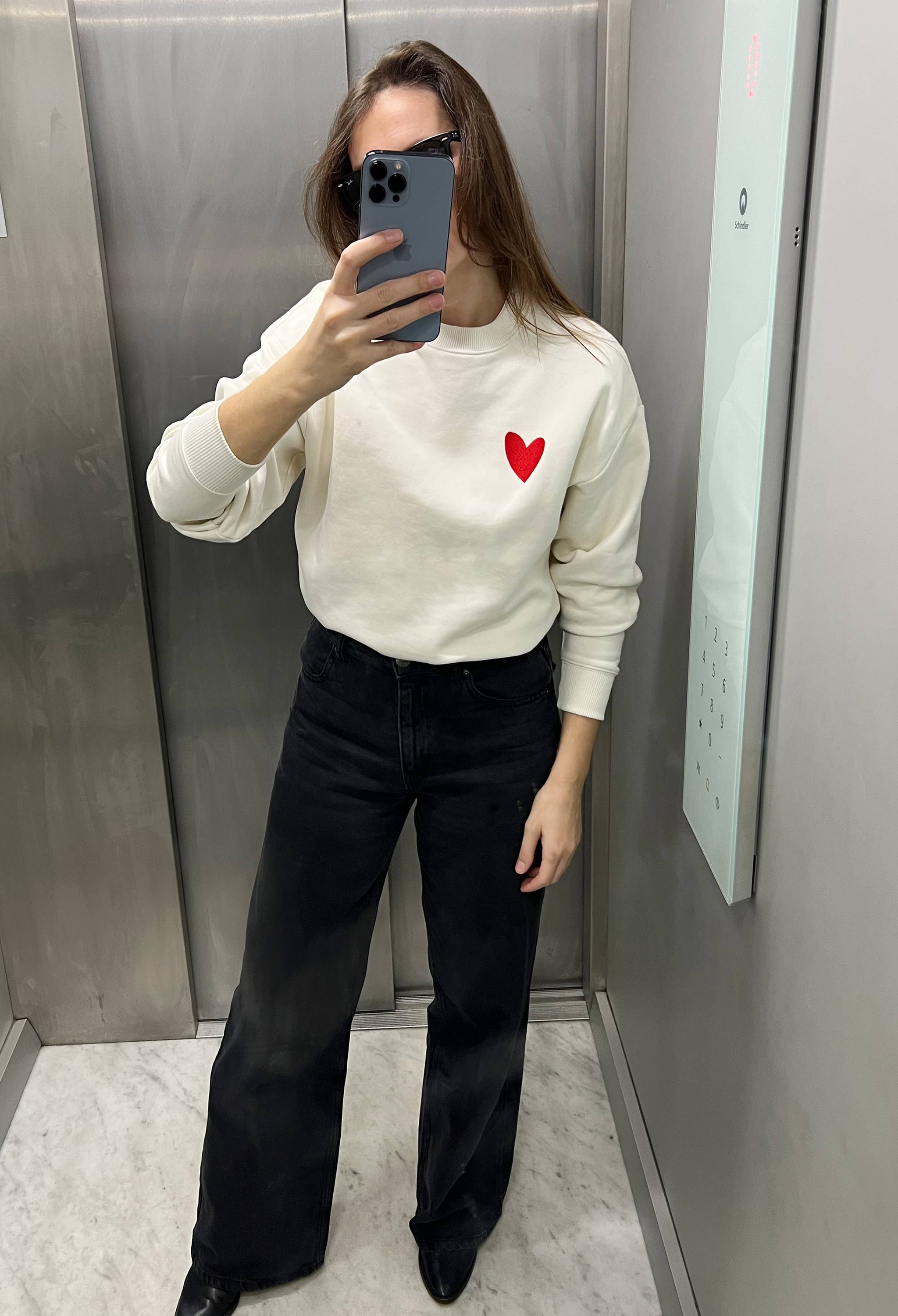 rust & may – Großhandel Sweatshirt – Damen – Woman Heart Sweatshirt mit rotem Herz-Stick1