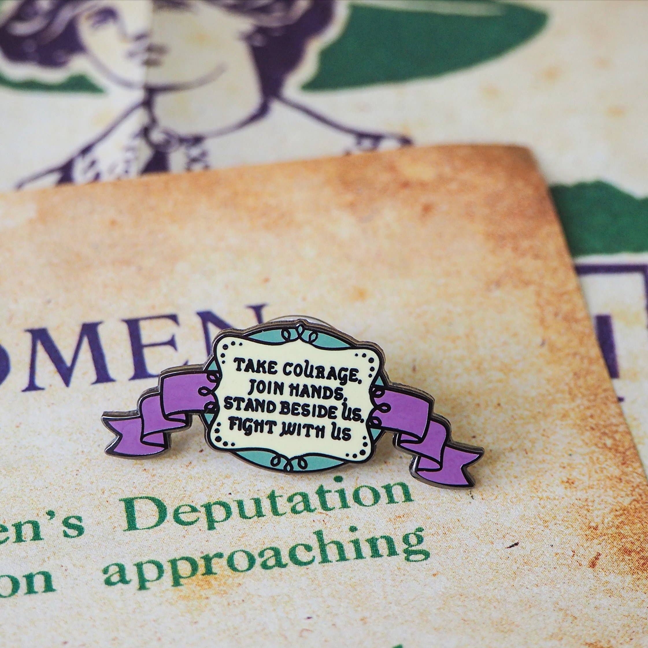 LiteraryEmporium - Wholesale Reversspeld/knoop - Take Courage Email Pin Badge - Stemmen voor Dames Collectie