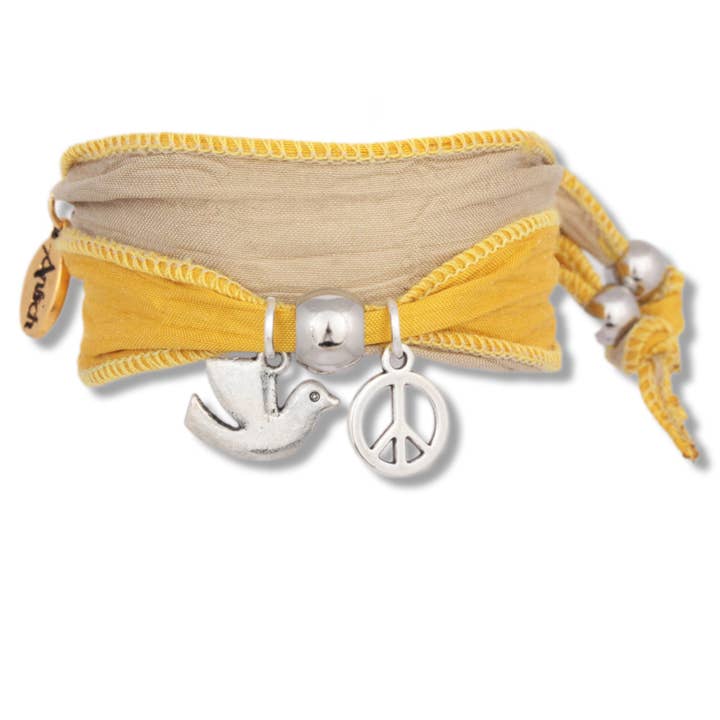 Anísch de la Cara - Wholesale Bedelarmbandje - Dove of Peace — Geel-karamel zijden armband in sari stof
