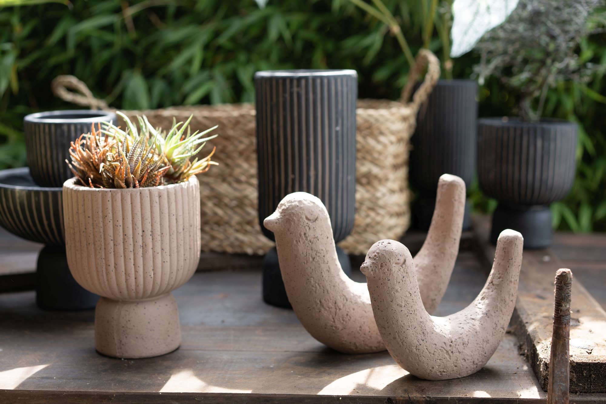 Vosteen - Wholesale Outdoor Ornament/Decor - Concrete bird Malea, L18, 5cm, W5, 5cm, H14cm, mauve1