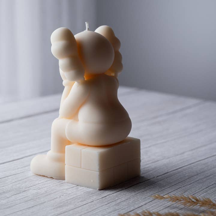 Allure CA - Venta al por mayor Velas de diseño llamativo - Figura Vela KAWS 'Passing Through' Companion6