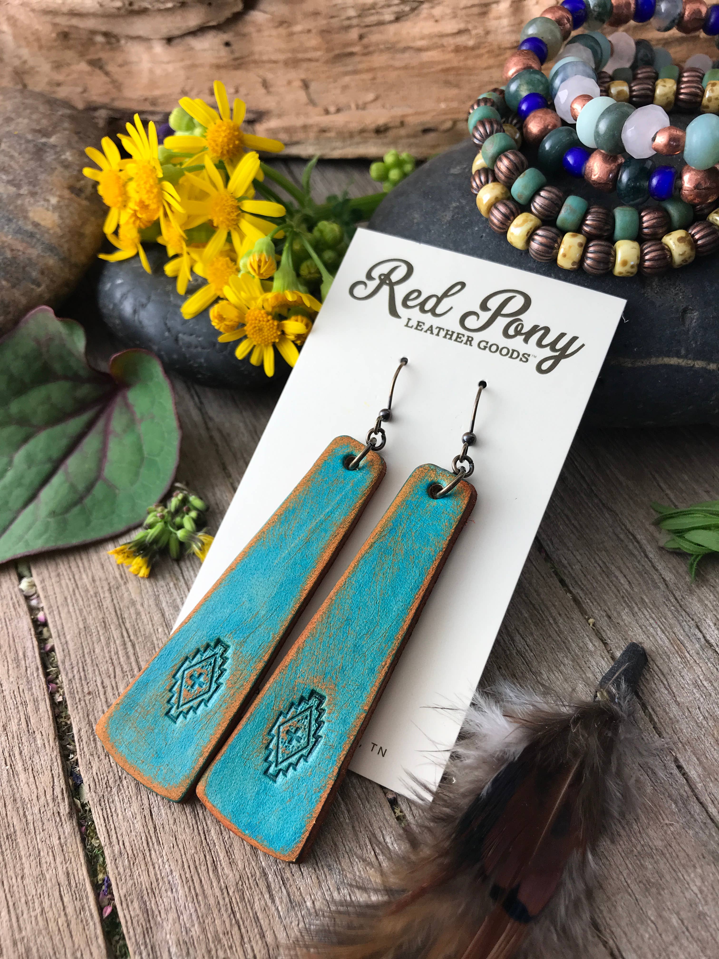 Red Pony Leather Goods – Brincos de argola por atacado – Brincos de couro com barra estilo western trabalhados à mão2