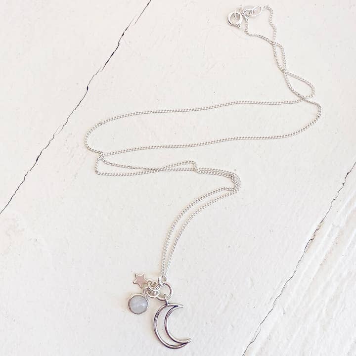 selene//zilveren ketting van mini luna, maansteen en ster voor wholesale door Peacock & Lime