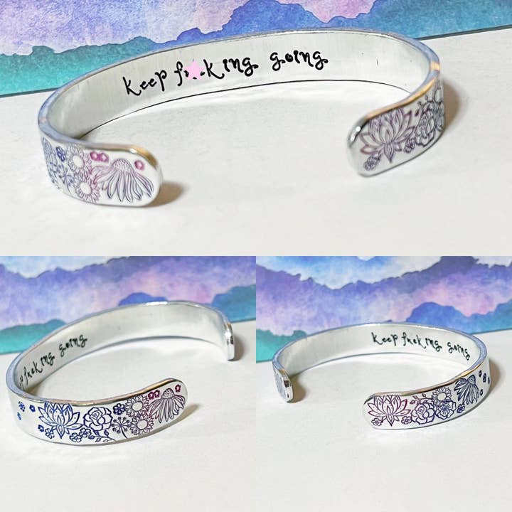 Keep F***Ing Going, manchette Keep Going, manchette en aluminium, bracelet inspirant, bijoux matures, bijoux sucrés, cadeau pour soins personnels, bijoux inspirants pour la vente par Team Neville
