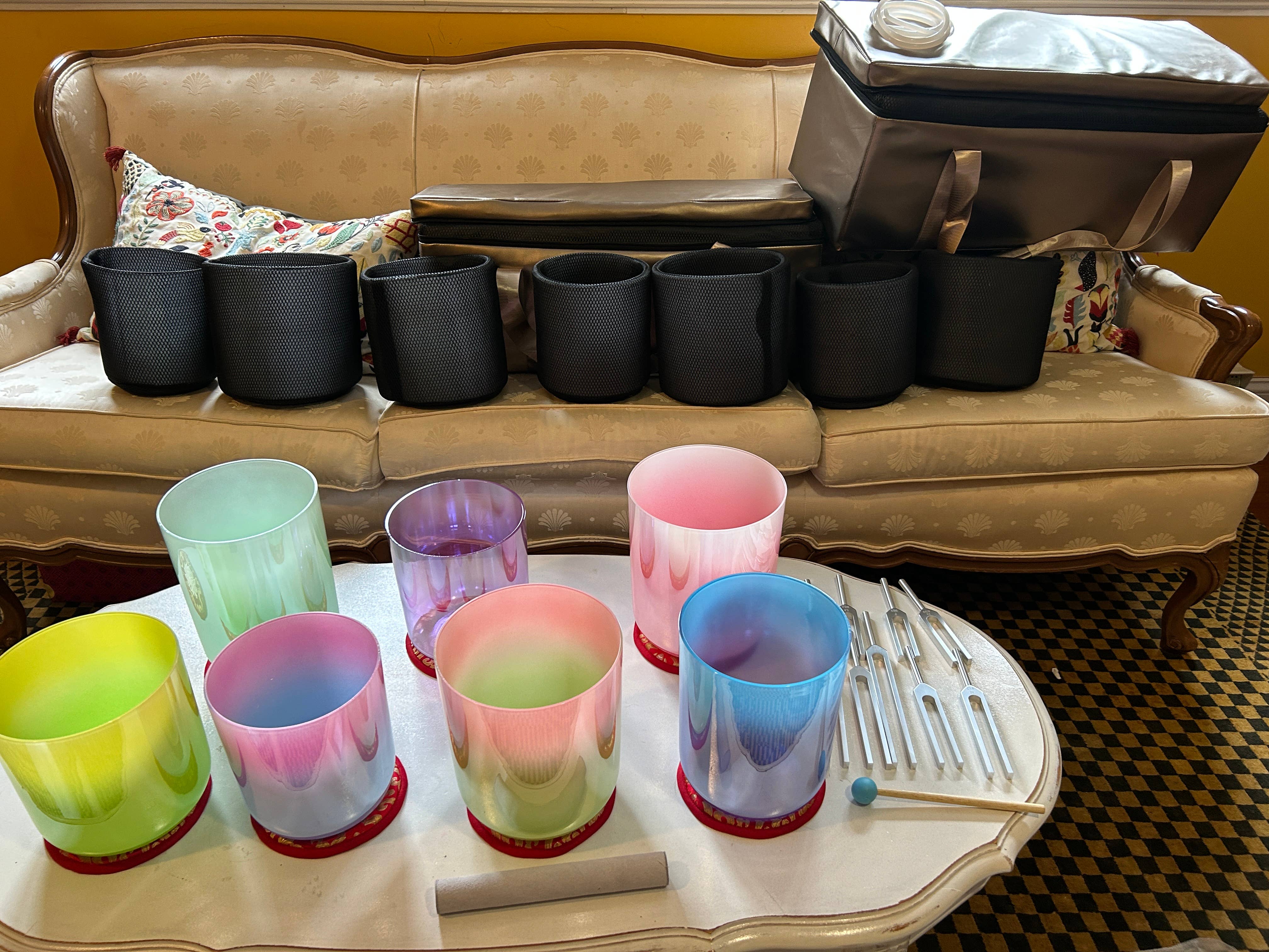 Heritage good Nepal – Großhandel Meditationszubehör – 432Hz Set mit 7 farbigen Alchemie-Kristall-Klangschalen 15–18 cm4