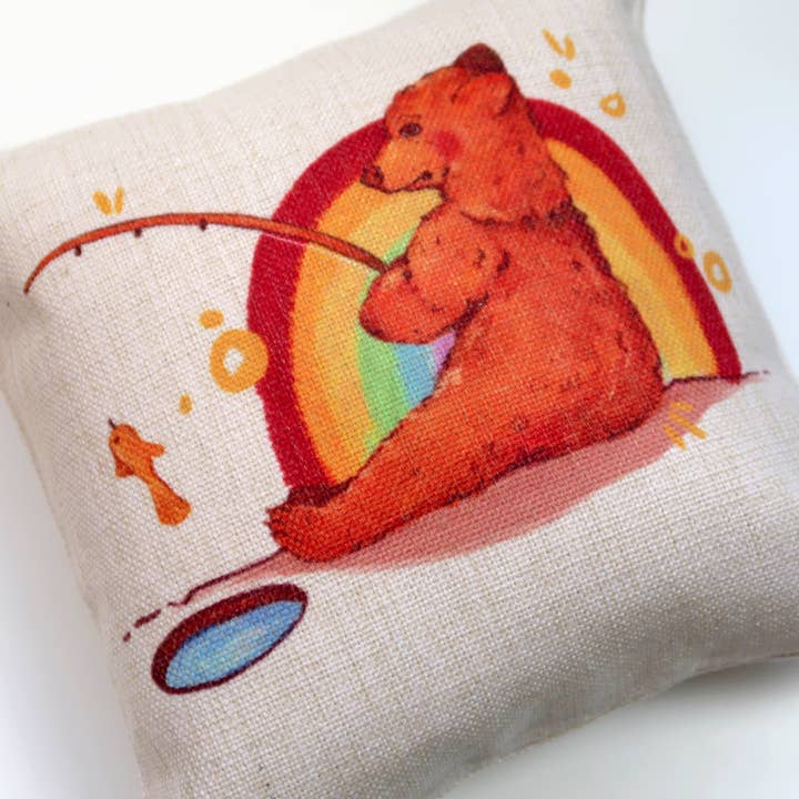 Regnbågsbjörn Kudde för wholesale av Pollygone Illustration