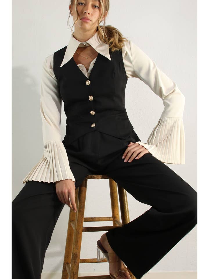 CONJUNTO DE CAMISA CON MANGAS PLISADAS, CHALECO Y PANTALONES para venta al por mayor de Mulla