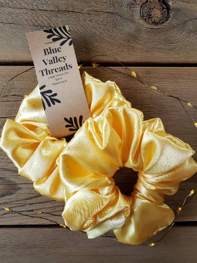 Silkeagtig Satin Gul Scrunchie//Hårtilbehør for engroshandel hos Blue Valley Threads Co.