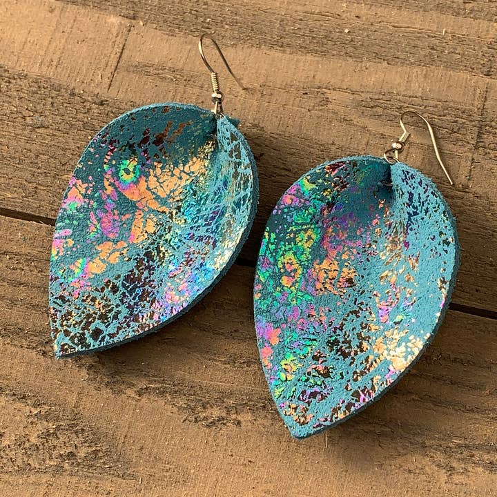 Orecchini in pelle olografica arcobaleno blu per la vendita all'ingrosso da parte di Jill's Jewels