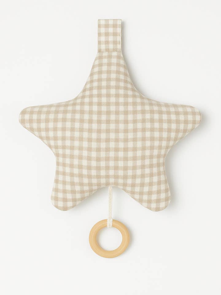 Personaliseerbaar stervormig muziekdoosje voor baby in vichy-katoengaas voor wholesale door MAZZANNE