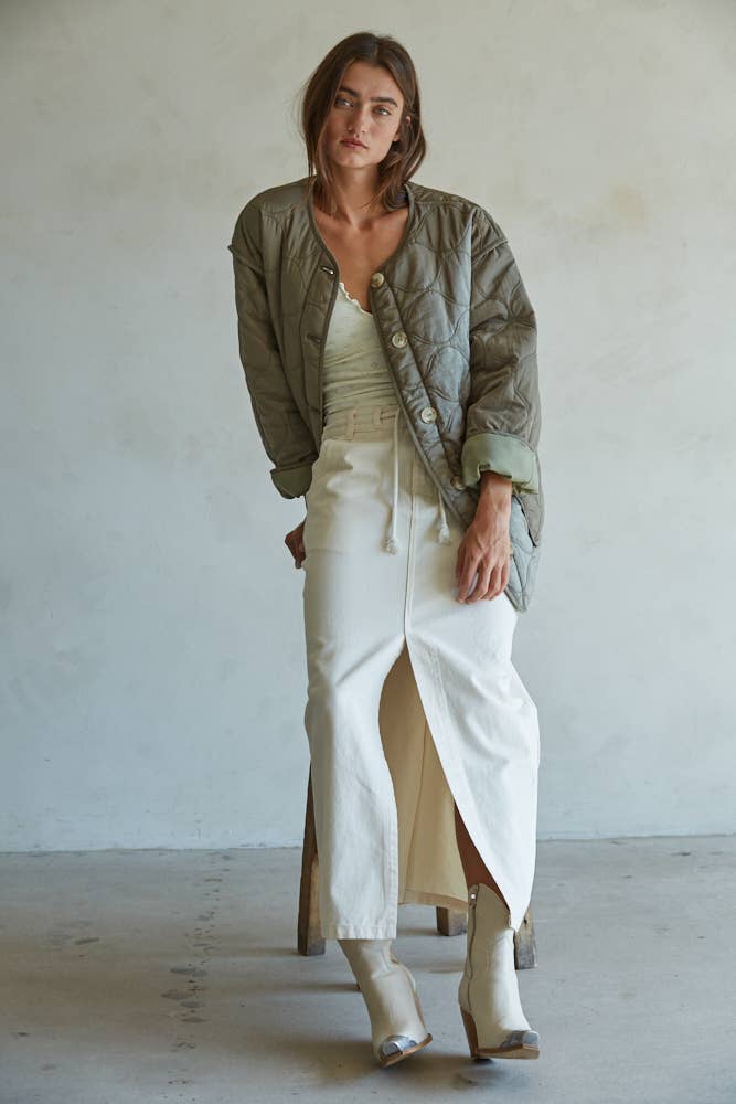 Oliven By Together vævet nylon quiltet jakke med V-udskæring og knapper for engroshandel på Faire1