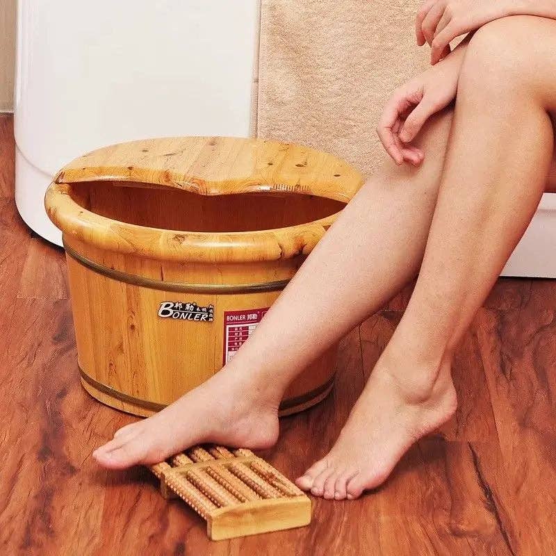 everythingbamboo – Großhandel Bade- & Körperpflege-Set – Fußbecken, Fußbad, Holzeimer, mit Deckel und Massagegerät, OFS032
