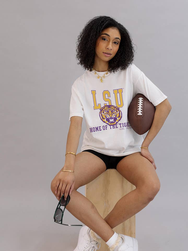 Louisiana State University: Thuisbasis van The Tigers T-shirt voor wholesale door Girl Tribe Co