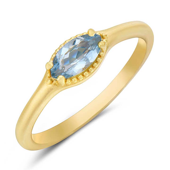 Kleine ring met aquamarijn van oost naar west in goud voor wholesale door Anatoli Jewelry