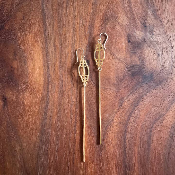 Orecchino mini lanterna con nappa per la vendita all'ingrosso da parte di Hahn Jewelry