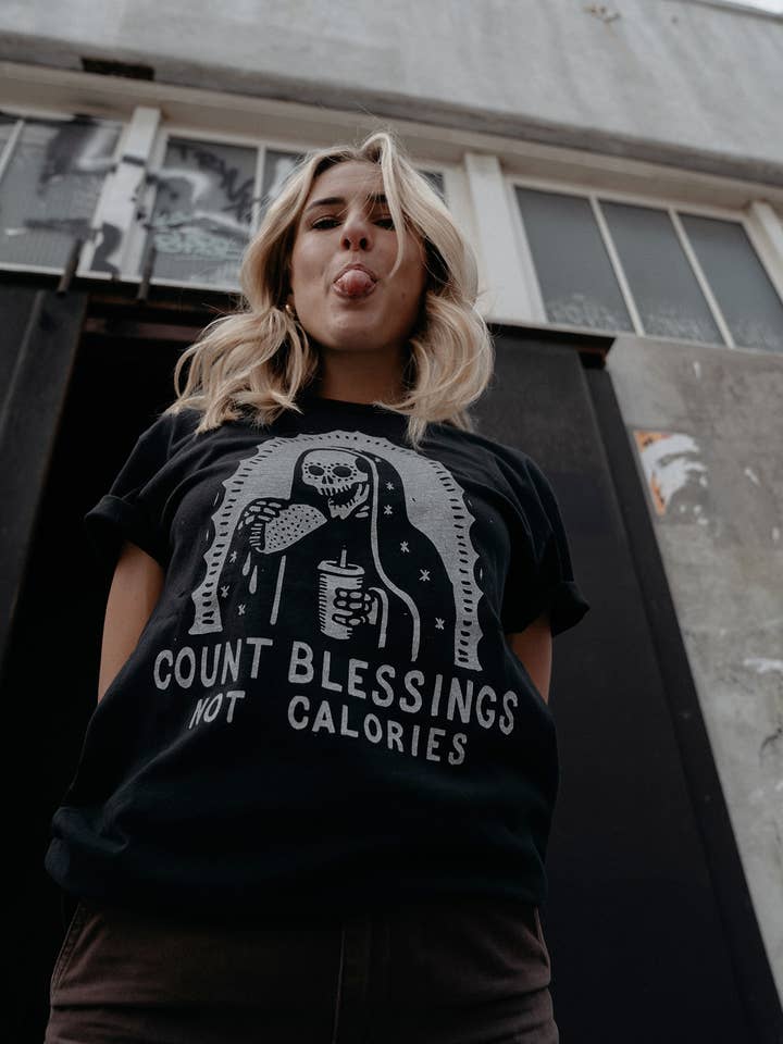 Pyknic – Engroshandel T-shirt med print - Dame – Tæl velsignelser ikke kalorier Tee3