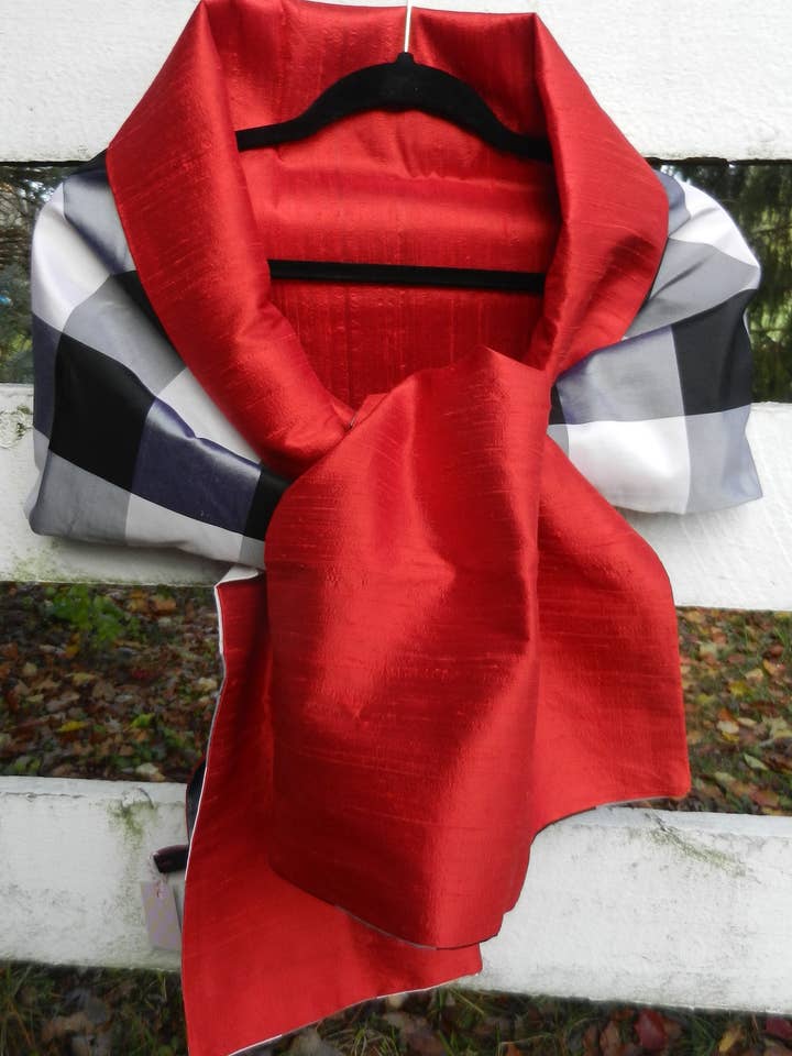 Écharpes en soie à carreaux de buffle noirs et rouges pour la vente par Pearly Vine