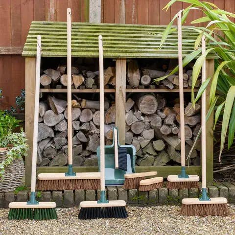 Burgon and Ball EU - Wholesale Garden Tool - RHS Hand Sweeping Brush Bassine FSC 100%5