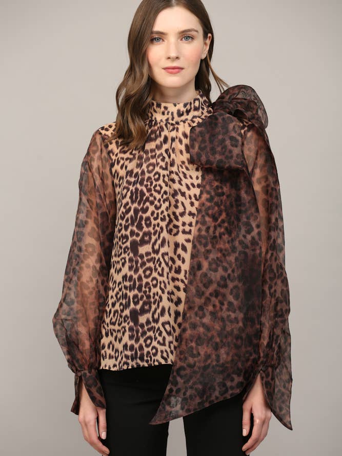 BLUSA ESTAMPADA ANIMAL TRANSPARENTE SLV COM DETALHES EM GRAVATA BORBOLETA FT24074 por atacado de FATE