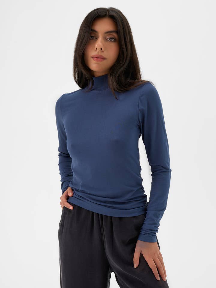 Col roulé classique - Denim bleu pour la vente par VALERIE C.