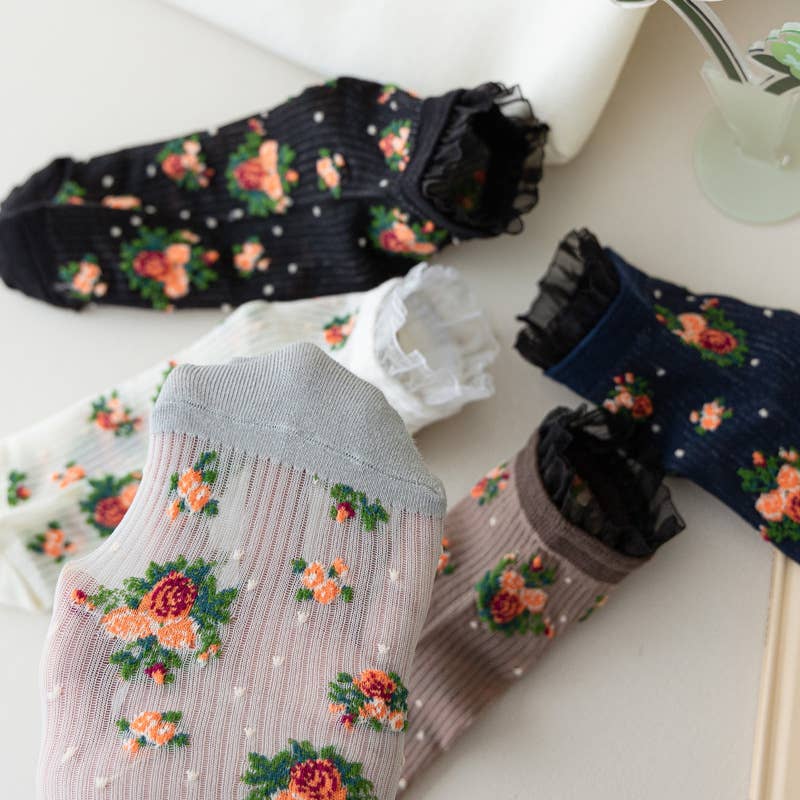 Tourtiwi - Vente Chaussettes – femme - Petite chaussette courte en dentelle noire et blanche respirante et fine8