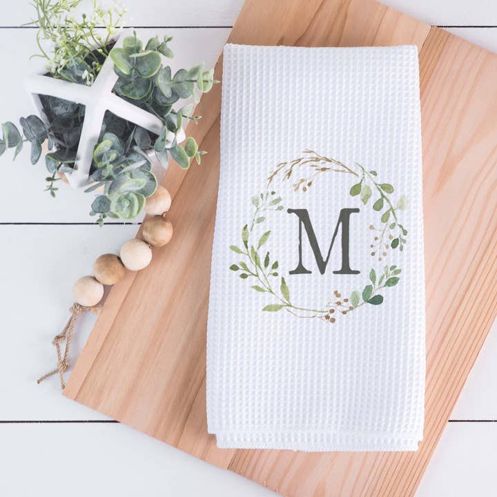 Serviette de cuisine monogramme de couronne d'eucalyptus, serviette de vaisselle personnalisée pour la vente par Canary Road