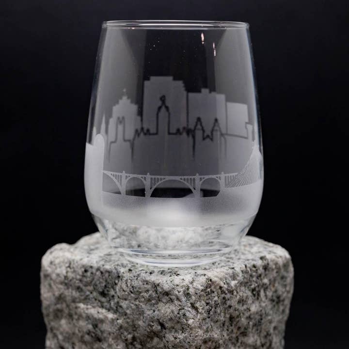 Verre à vin avec silhouette de Spokane, Washington pour la vente par Urban & Etched