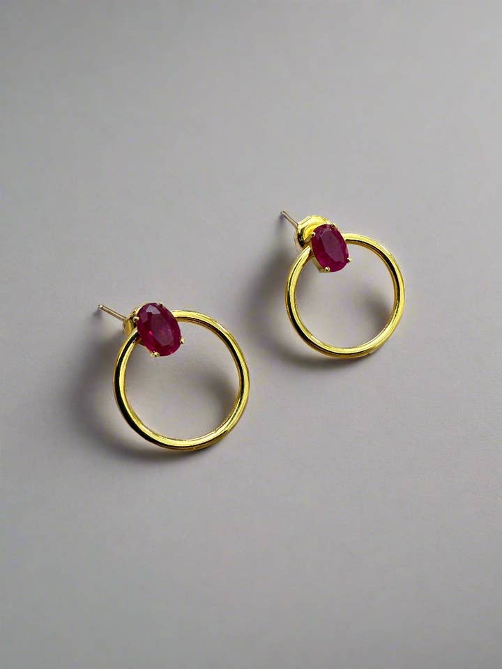 Echte robijnen en 18k gouden oorbellen, kostbaarder dan robijnen. voor wholesale door Samantha Covey