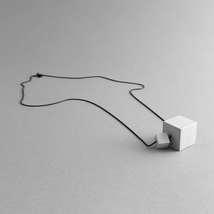 Collier MODULODUE - Pendentif fait main en jesmonite pour la vente par URBAN OLIVE DESIGN